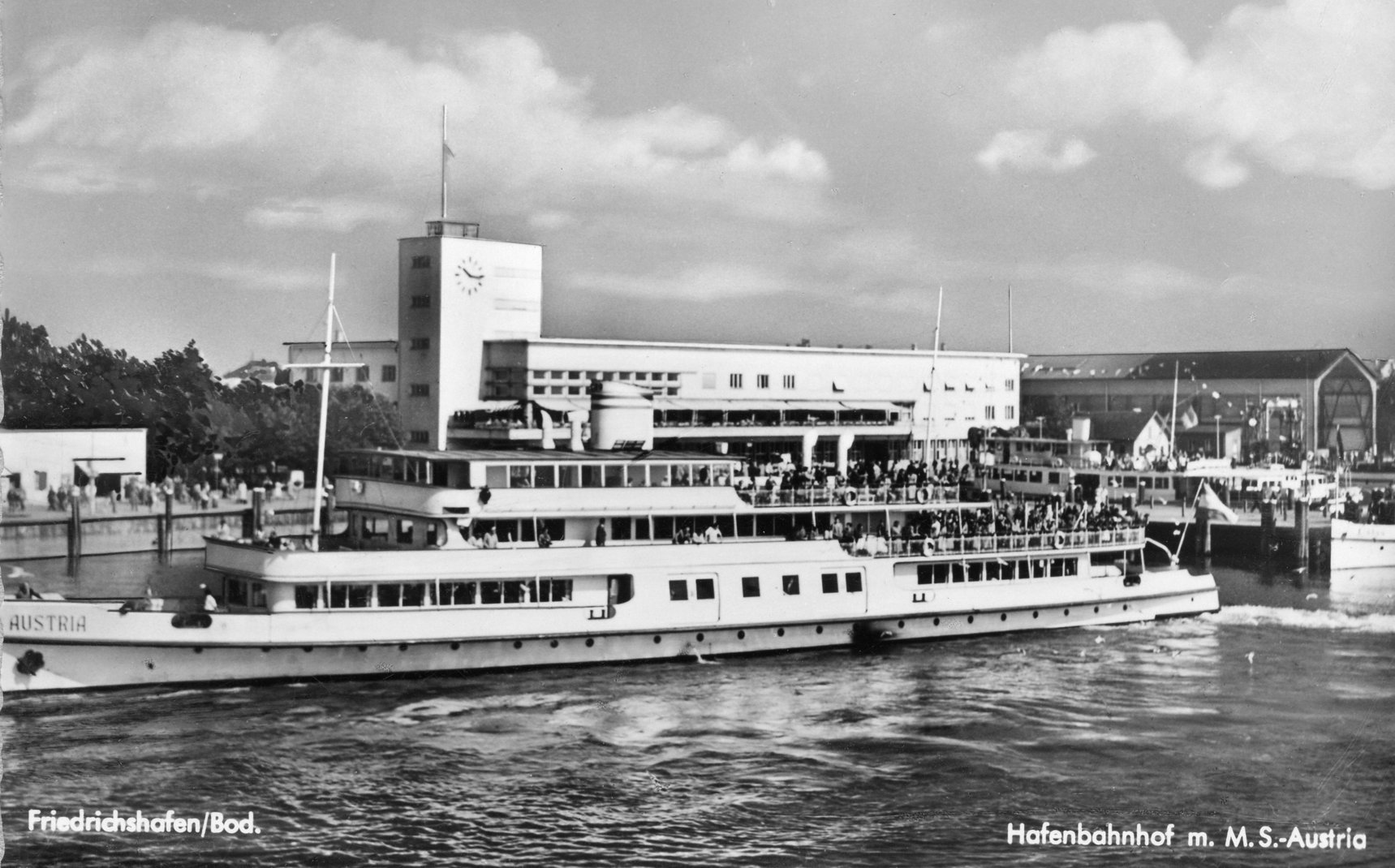 MS Austria und MS Ravensburg Anfang der 50er Jahre in Friedrichshafen  Bild: A. Heer (Flawil)