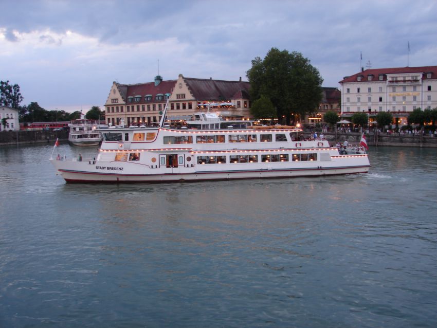 Am 02.08.2006 dreht MS Stadt Bregenz im Rahmen einer Abendfahrt eine Runde im Lindauer Hafen.
